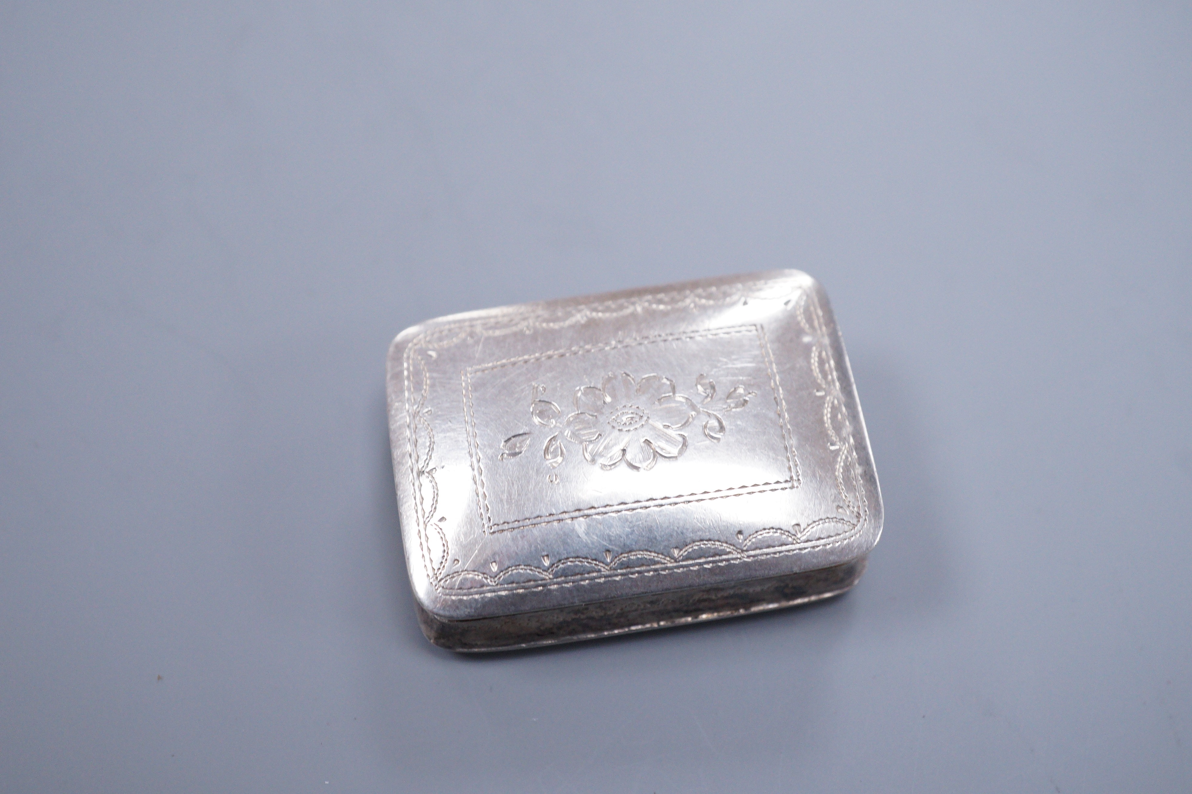 A Victorian silver vinaigrette by Nathaniel Mills, hinges in need of repair, 4cm